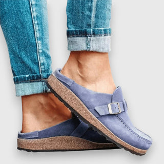 Sandales confortables Faybia™ en daim bleu clair, bride à boucle et semelle épaisse.