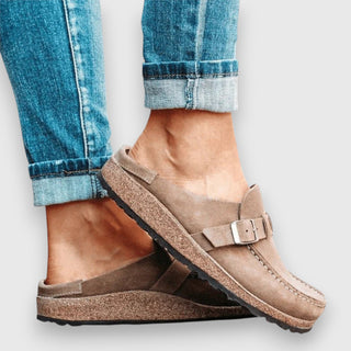 Sandales confortables Faybia™ en daim beige, bride à boucle et semelle épaisse.