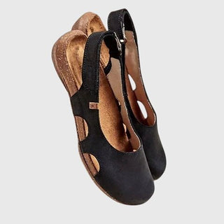 Sandales orthopédiques noires à enfiler, lanières croisées et ouvertures latérales.