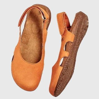 Sandales orthopédiques orange, bout fermé, semelle texturée et lanière latérale.