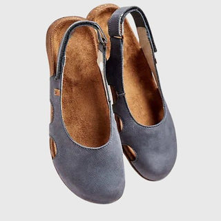 Sandales orthopédiques bleues foncées à enfiler, lanières et ouvertures latérales.