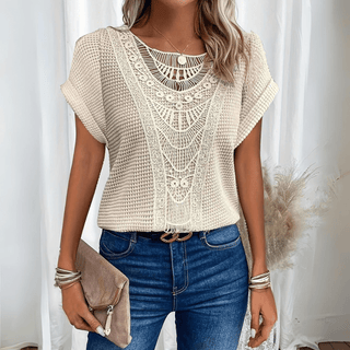 Blouse crochet beige à manches courtes et encolure ronde, motif ajouré et dentelle