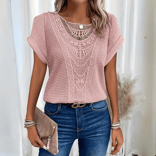 Blouse crochet rose poudré à manches courtes, encolure ronde et motif ajouré vertical