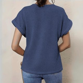 Blouse crochet bleu marine, vue dos, manches chauve-souris et texture à points