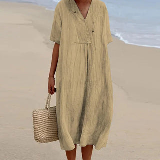 Robe bohème ample beige, col en V, manches courtes, taille froncée.