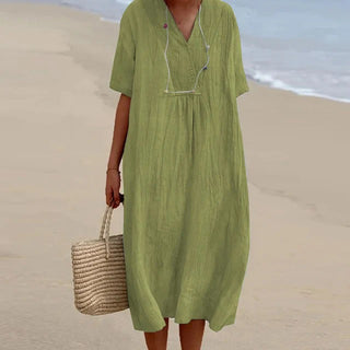 Robe bohème ample vert olive, col en V, manches courtes, taille froncée.