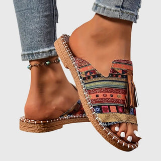 Sandales orthopédiques patchwork multicolore avec frange marron et semelle tressée.