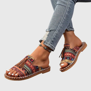 Sandales orthopédiques à motifs ethniques rouges et multicolores, frange en cuir.