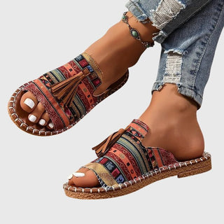Sandales orthopédiques patchwork multicolore avec frange marron, semelle tressée.