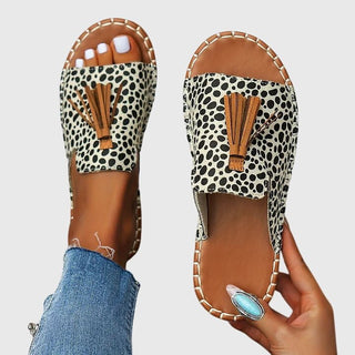 Sandales orthopédiques à imprimé léopard avec frange marron, semelle beige tressée.
