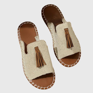 Sandales orthopédiques beige en toile avec frange marron et semelle tressée.