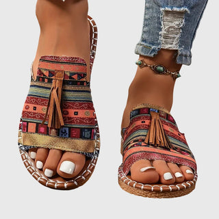 Sandales orthopédiques à dessus patchwork coloré et franges, semelle tressée beige.
