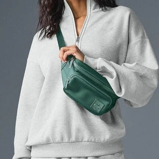 Sweat demi-zip col montant gris clair, vue de face, manches longues oversize.