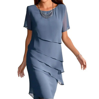 Robe bleu ardoise à manches courtes, col rond et volants superposés