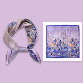 Foulard en soie mauve et bleu à motif floral, noué en boucle