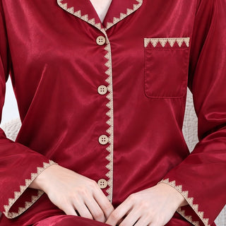 Chemise de pyjama satin bordeaux à boutons, revers et galon zigzag contrasté.