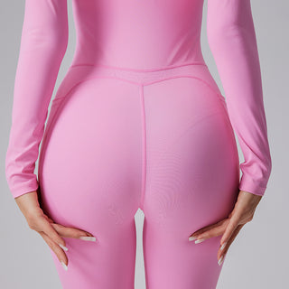 Détail arrière d'une combinaison de sport rose clair avec coutures au bassin