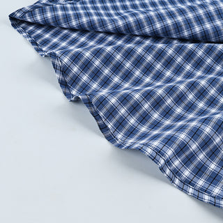 Chemise à carreaux bleus et blancs, détail du tissu et de l’ourlet.