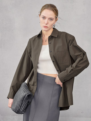 Chemise oversize vert foncé en coton, col pointu, poche poitrine, ourlet arrondi