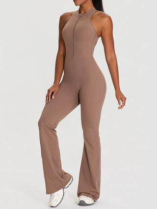 Combinaison de yoga marron ajustée, sans manches, avec fermeture zippée et jambes évasées.