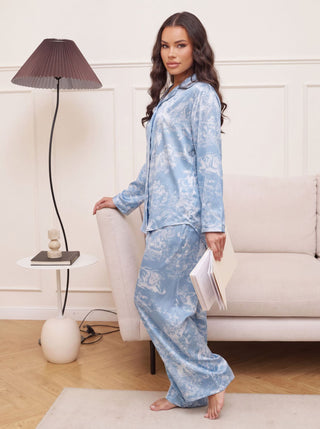 Ensemble pyjama satin bleu : chemise boutonnée et pantalon long à imprimé toile de Jouy