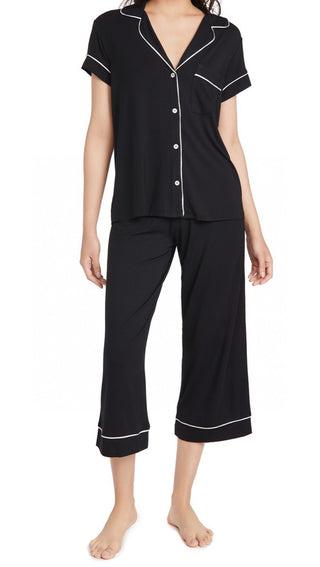 Pyjama pantacourt noir en modal, haut boutonné à manches courtes et pantalon passepoilé