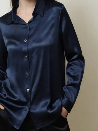 Chemise bleu marine satinée, coupe droite et manches longues
