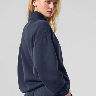 Sweat bleu marine oversize demi-zip, vue de côté, col montant et manches longues.
