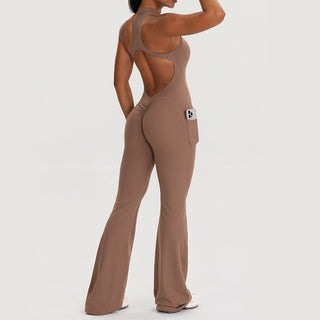Combinaison de yoga marron vue de dos, avec dos nu et jambes évasées.