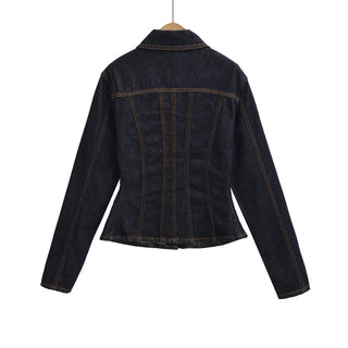 Dos de veste cintrée en denim foncé, avec coutures verticales.