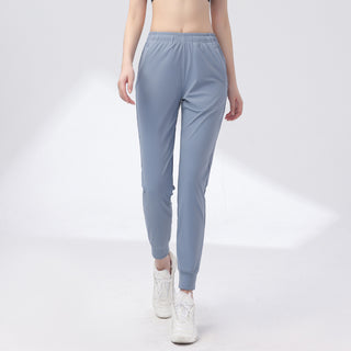 Pantalon de sport bleu-gris vu de dos, taille élastique et chevilles resserrées