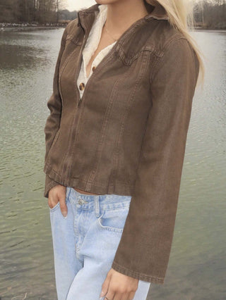 Veste courte marron zippée à col chemise, surpiqûres et poignets boutonnés
