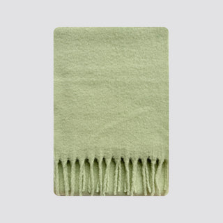 Écharpe en laine vert clair pâle à franges, tissu brossé.