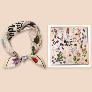 Foulard en soie beige à motif floral et feuillages, noué en boucle