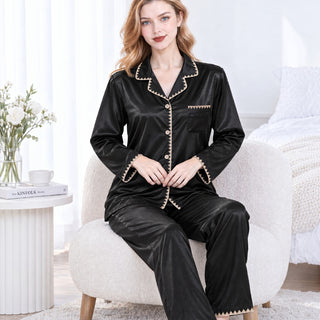 Ensemble pyjama satin noir : chemise boutonnée à revers, pantalon long, galon zigzag.