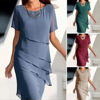 Robe à volants montrée en bleu, vert, bordeaux et beige