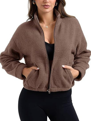 Veste en polaire marron ouverte, col relevé et poches latérales