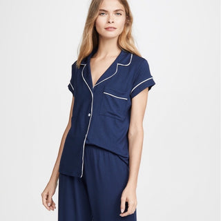 Haut de pyjama bleu marine à manches courtes, boutonnage et poche passepoilée