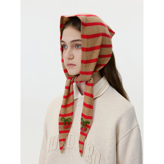 Écharpe triangle en laine tricotée à rayures rouge et beige, bord frangé, motif cerises