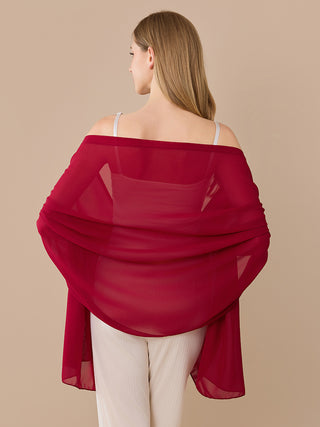 Châle en chiffon bordeaux, drapé léger sur les épaules, style épaules nues.