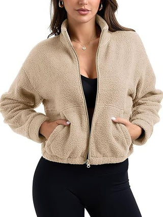 Veste en polaire beige ouverte, col relevé et poches latérales