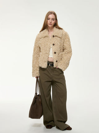 Veste courte en fausse fourrure bouclée beige, col chemise, boutonnage central.