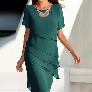 Robe verte à manches courtes, col rond et volants asymétriques en mousseline