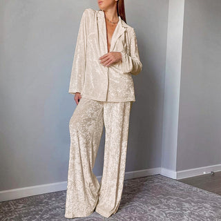 Ensemble pyjama en velours beige pour femme : chemise à revers et pantalon large