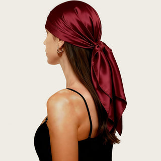 Foulard carré en satin bordeaux, nœud sur le côté, surface brillante.