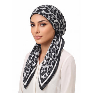 Foulard en satin imprimé à nouer sur les cheveux ou au cou, motif léopard noir et blanc.