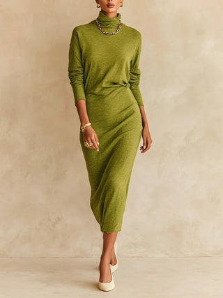 Robe pull midi vert olive, col roulé, manches 3/4, coupe ajustée.