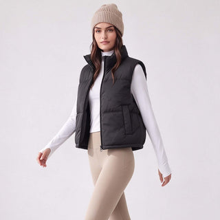 Gilet matelassé noir à col montant, fermeture zippée, poches poitrine visibles