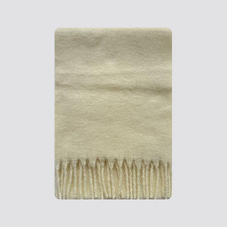 Écharpe en laine crème à franges, tissu brossé et doux.