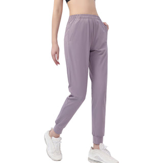 Pantalon de sport mauve vu de dos, taille élastique et chevilles resserrées